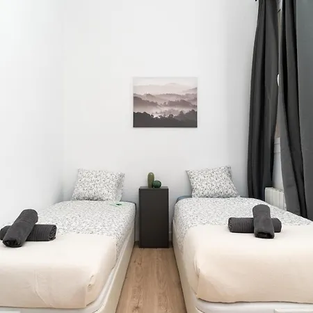 5br - 3bh Luxury In The City Center Apartment *