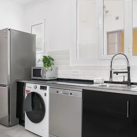 5br - 3bh Luxury In The City Center Apartment *